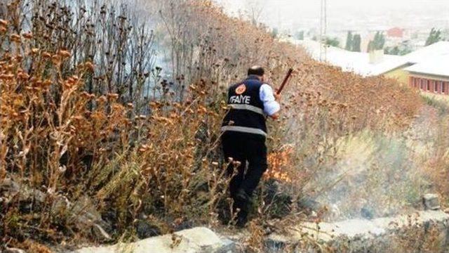 Kars’ta Kimliği Belirsiz Kişiler Kalenin Etrafındaki Otları Ateşe Verdi