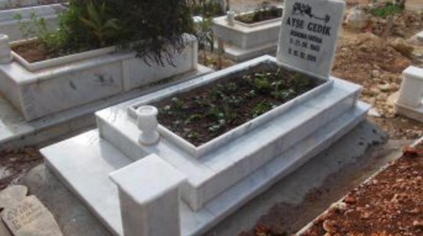 Kimsesizlerin Mezarlarını Belediye Yaptırıyor