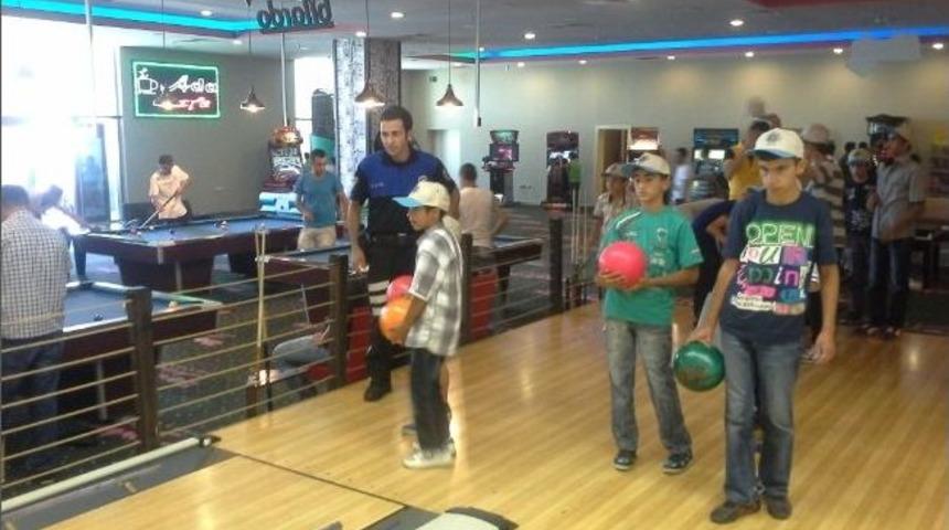 Polisten Yaşlı Ve &Ccedil;ocuklara Y&ouml;nelik Bayram Etkinliği