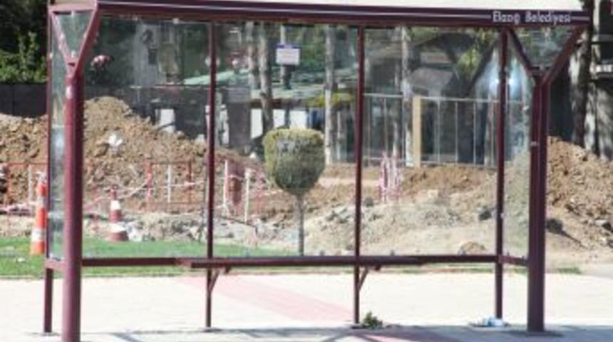 Elazığ'da Otob&uuml;s Duraklarına Reklam Asanlara Para Cezası Kesilecek