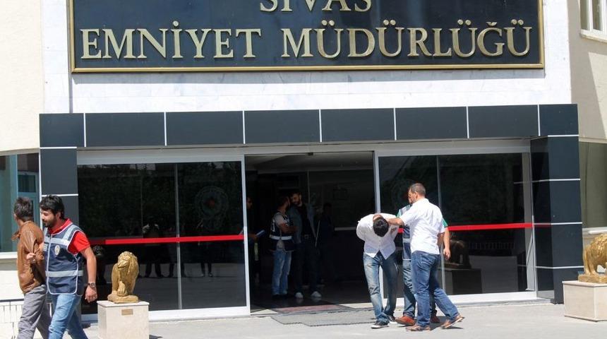 Sivas'ta &Ccedil;ay &Ccedil;aldıkları Iddiasıyla 3 Kişi Yakalandı