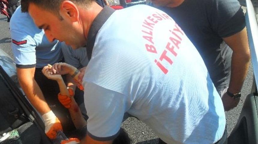 Balıkesir'de Trafik Kazası: 3 &Ouml;l&uuml;, 3 Yaralı