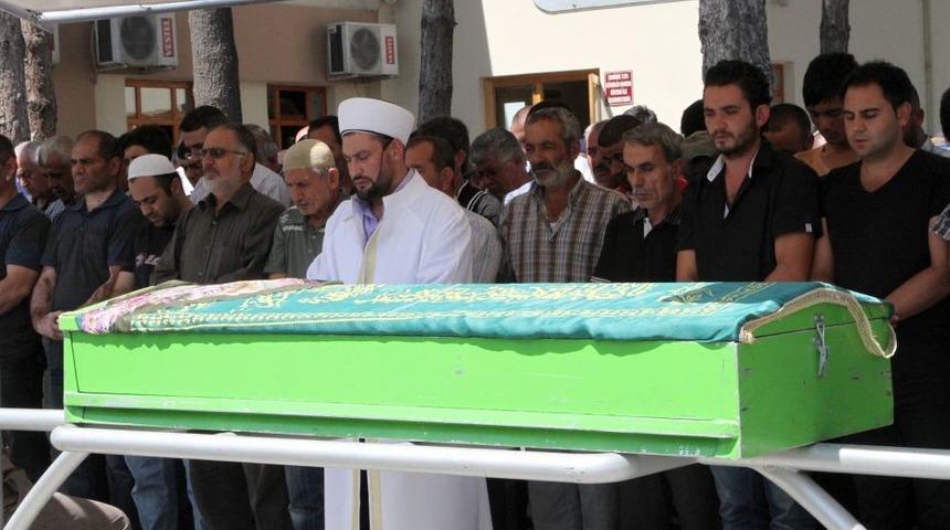 Eşi Tarafından D&ouml;v&uuml;lerek &Ouml;ld&uuml;r&uuml;len Gen&ccedil; Kadın Toprağa Verildi