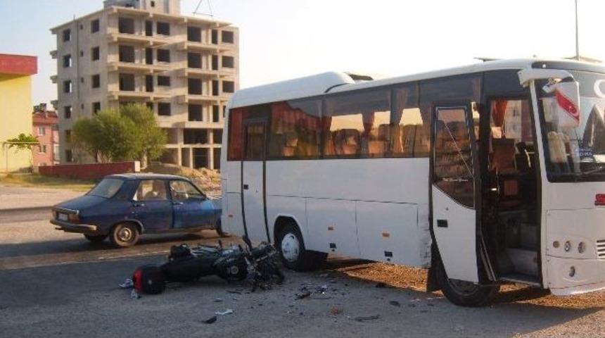 Motosiklet S&uuml;r&uuml;c&uuml;s&uuml; Taktığı Kask Sayesinde Kurtuldu