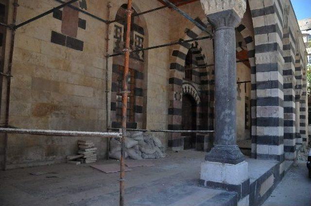 Karatarla Camii Onarılmayı Bekliyor