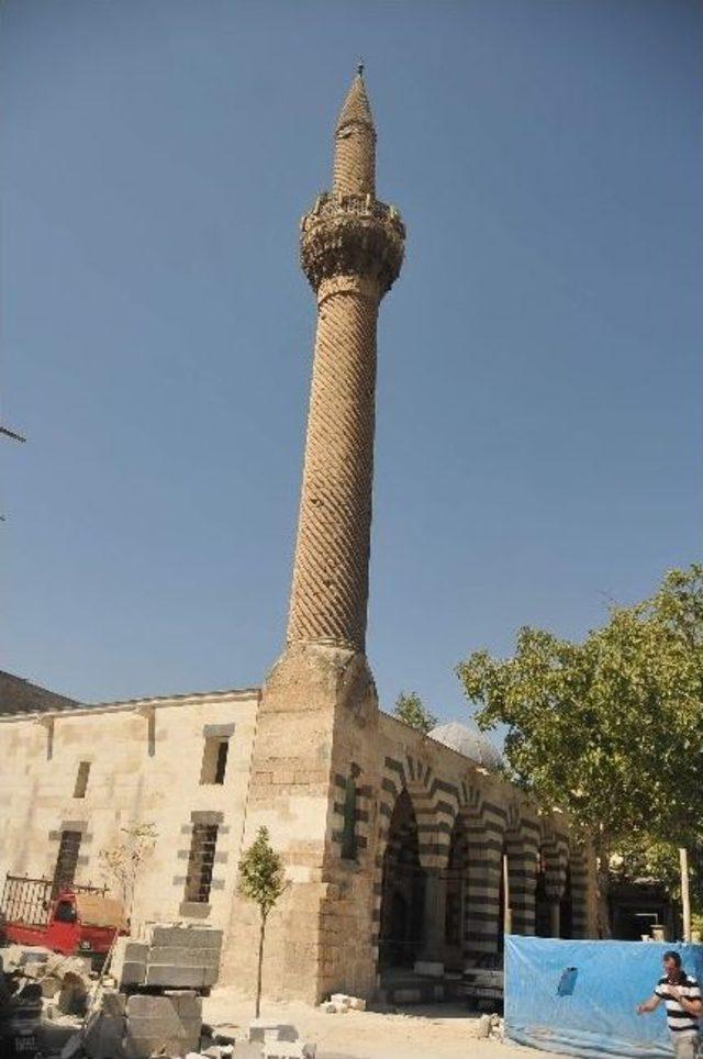 Karatarla Camii Onarılmayı Bekliyor