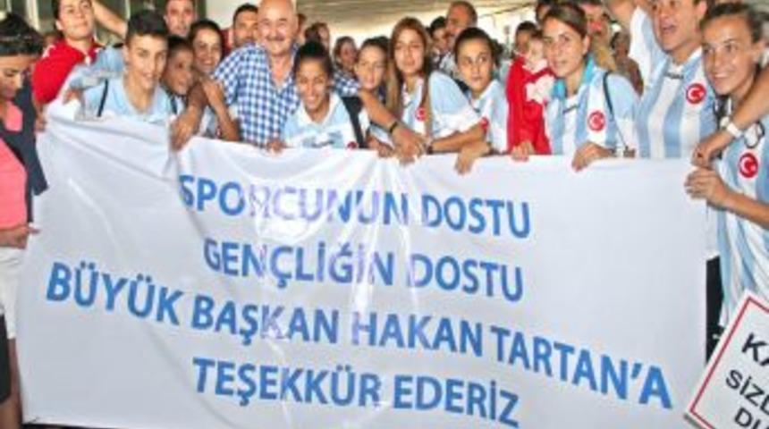 Konak Belediyesporlu Futbolcular Bosna Hersek&rsquo;ten İzmir&rsquo;e D&ouml;nd&uuml;