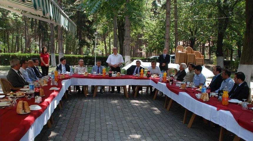 Vali Özçimen'den Kaymakamlara: Her Zaman Kimsesiz Ve Muhtaçların Yanında Olun