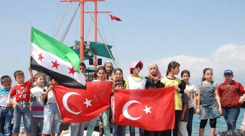 Suriyeli Yetimler Sahilde Tekne Turu Attı