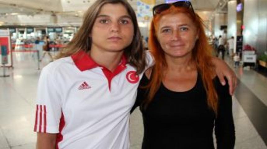 Otistik Sporcu Ege Deniz, D&uuml;nya Şampiyonası'na Uğurlandı