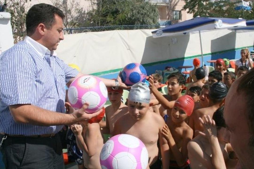 Kurs &Ouml;ğrencilerine Basketbol Ve Futbol Topu Hediye
