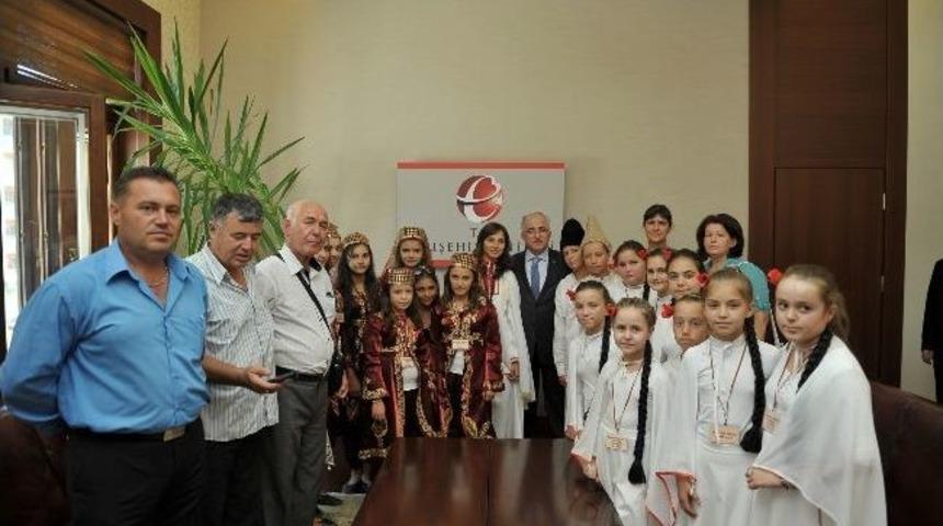 Bulgaristan Halk Oyunları Ekibindan Vali Tuna&rsquo;ya Ziyaret