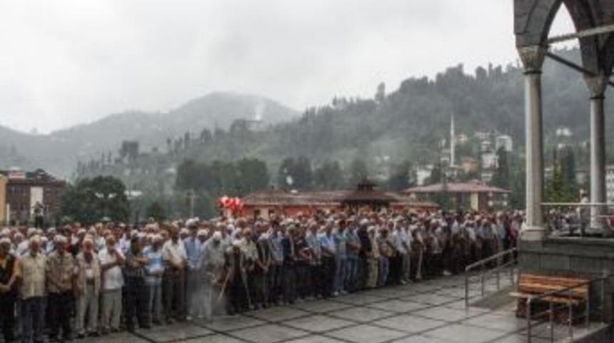 Rize'nin G&uuml;neysu İl&ccedil;esinde Mısır'da &Ouml;lenler İ&ccedil;in Gıyabi Cenaze Namazı Kılındı