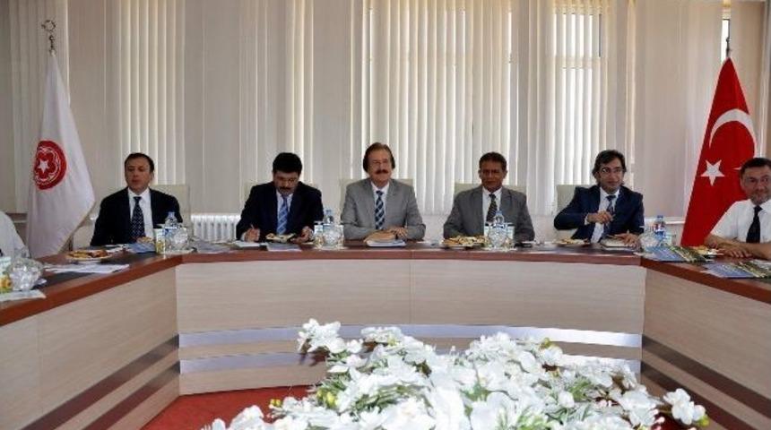 C&uuml; Rekt&ouml;r&uuml; Faruk Kocacık, Yapılan &Ccedil;alışmaları Değerlendirdi