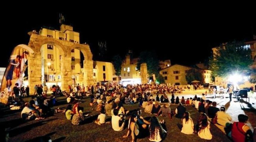 Sel&ccedil;uk'ta Halk Gecesinden Muhteşem Final