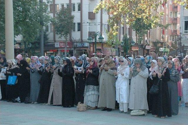 Mısır'da Ölenler İçin Gıyabi Cenaze Namazı