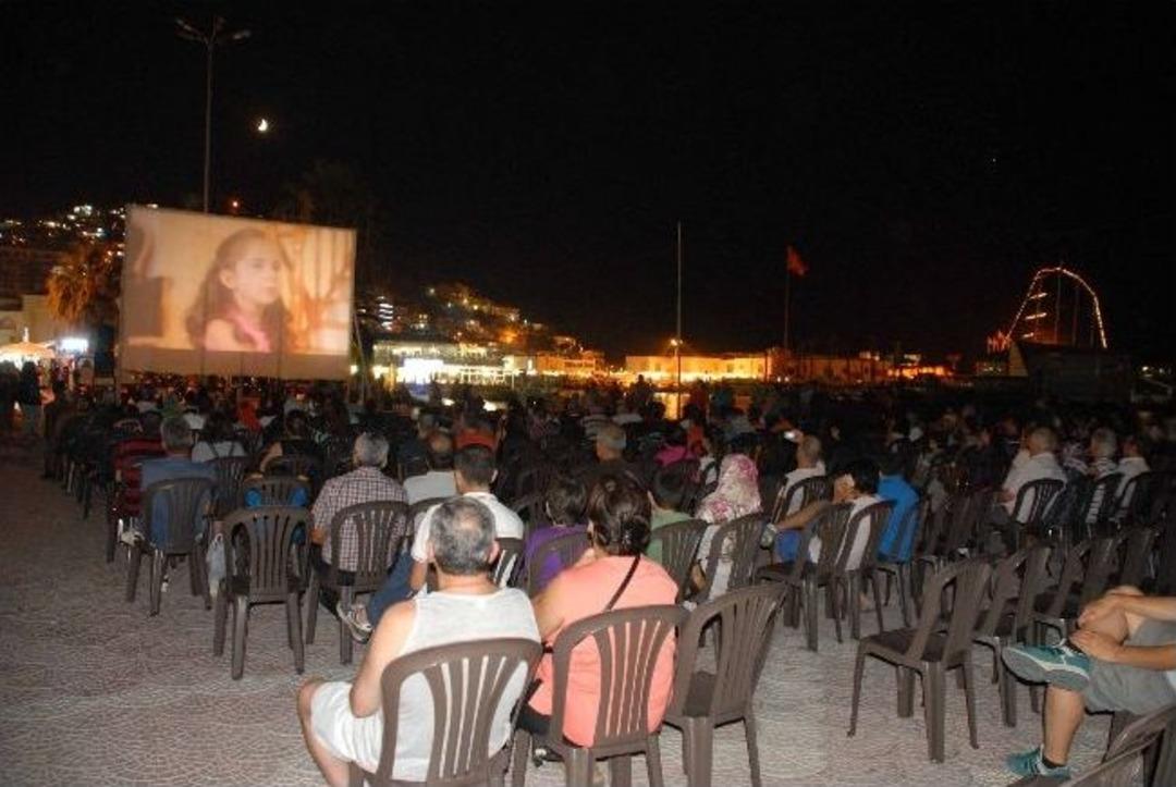 Kuşadası Belediyesi'nden &ldquo;sinemada Buluşalım&rdquo; Etkinliği