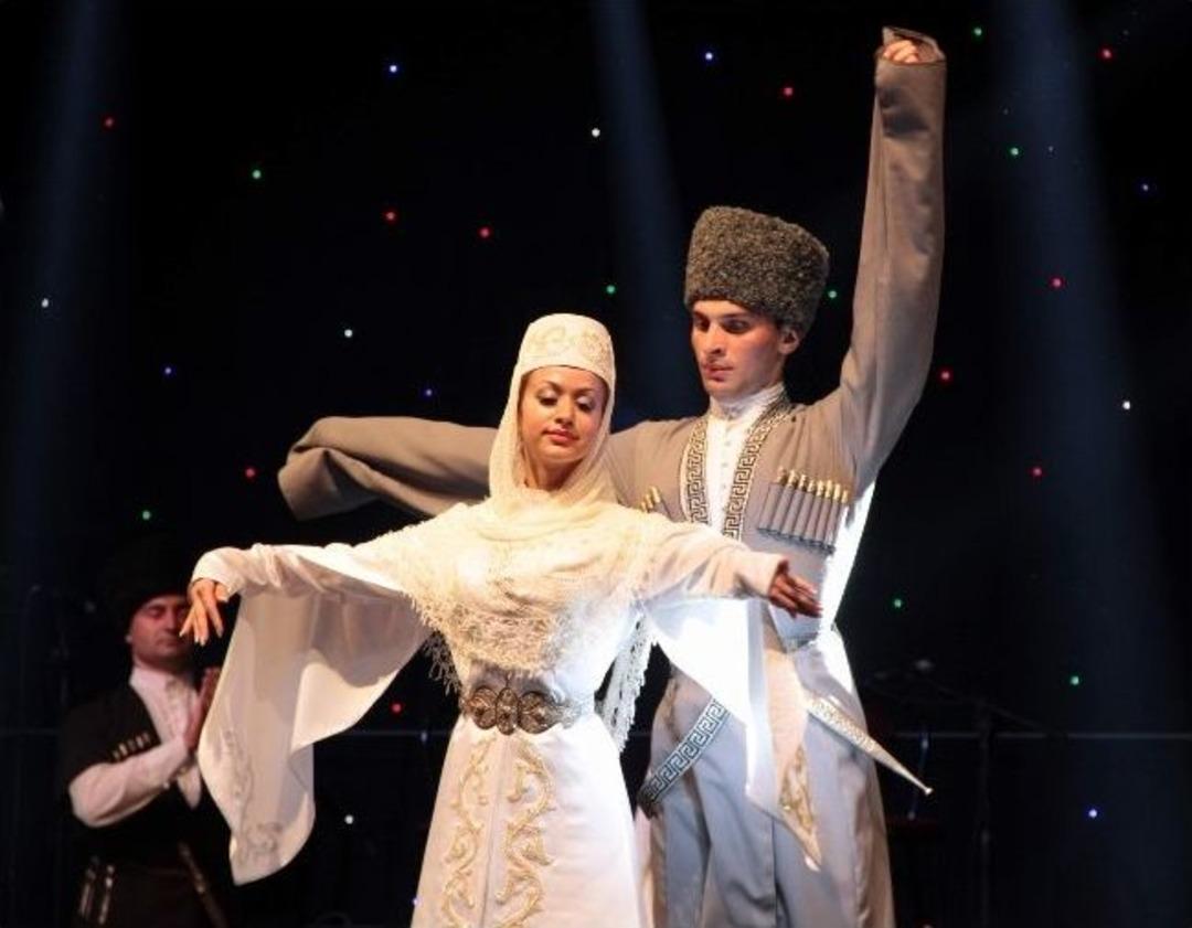 Halk Dansları B&uuml;y&uuml;k Bir Coşku İle Devam Ediyor