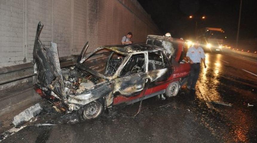 Yanan otomobil i&ccedil;inden son anda kurtuldular