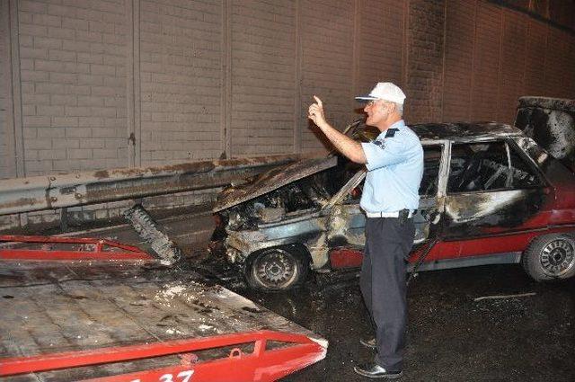 Yanan otomobil içinden son anda kurtuldular 1