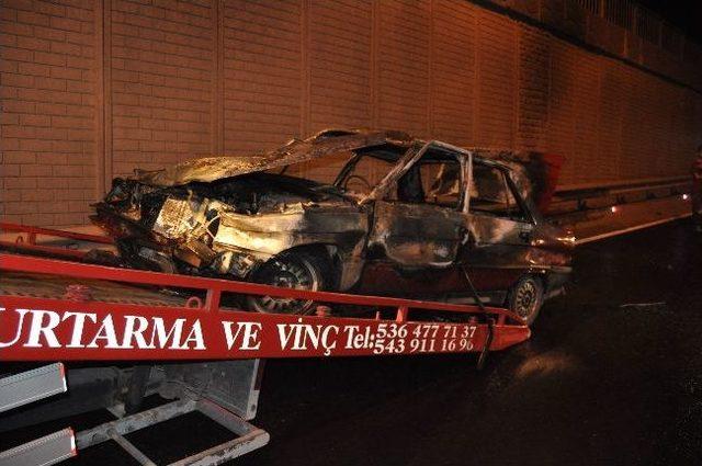 Yanan otomobil içinden son anda kurtuldular 2