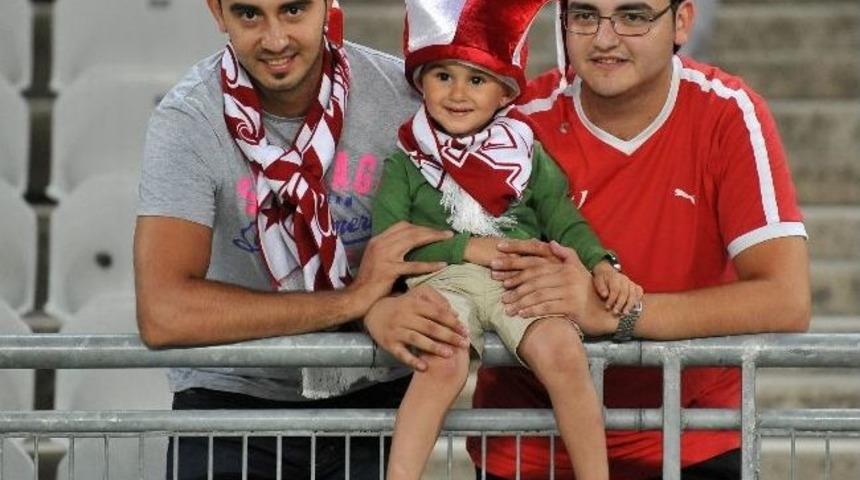 Taraftarlar Milli Ma&ccedil;a &ldquo;fransız&ldquo; Kaldı