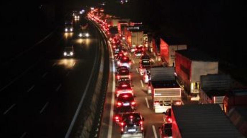 TEM Bağlantı Yolunda Uzun Ara&ccedil; Kuyruğu