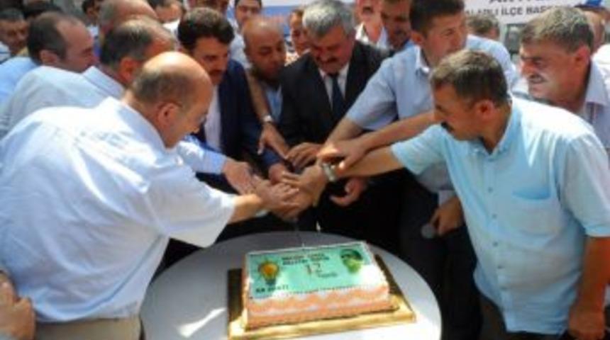 Ak Parti 12.yaşını halk ile beraber kutladı