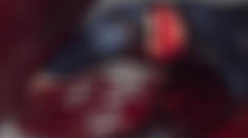 Teklifini reddedince bacaklarına sıktı