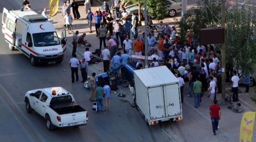 Kamyonet Triport&ouml;re &Ccedil;arptı: 6 Yaralı