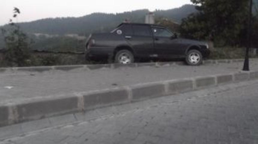 Otomobil Kaldırıma Daldı