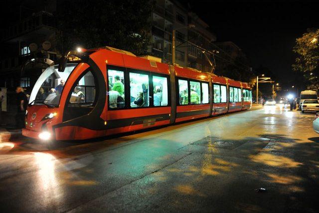 Yerli Tramvay İpekböceği'nin Deneme Sürüşü Parklanma Engeline Takıldı