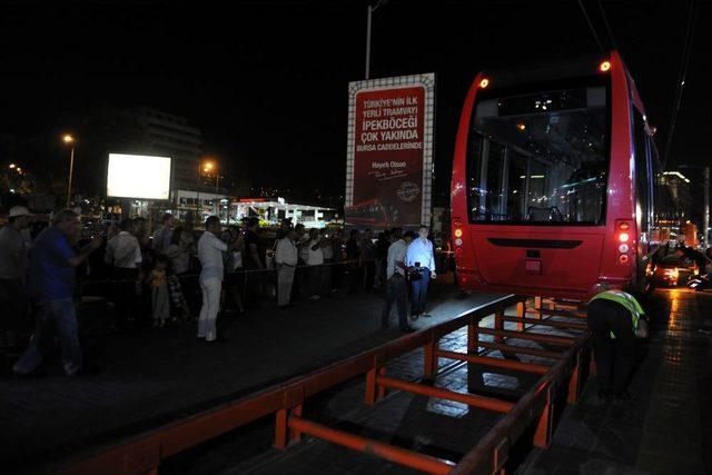 Yerli Tramvay İpekböceği'nin Deneme Sürüşü Parklanma Engeline Takıldı