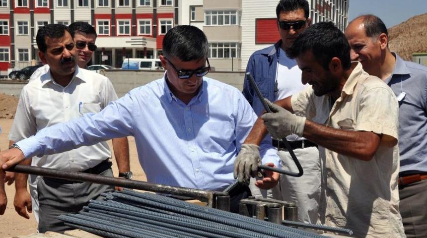 Okul Inşaatını Gezen Vali Arslan Iş&ccedil;ilerle Birlikte Demir B&uuml;kt&uuml;