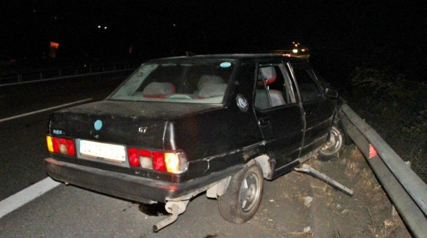 Otomobil Bariyerlere &Ccedil;arptı: Anne Ve 3 Yaşındaki Kızı Yaralandı