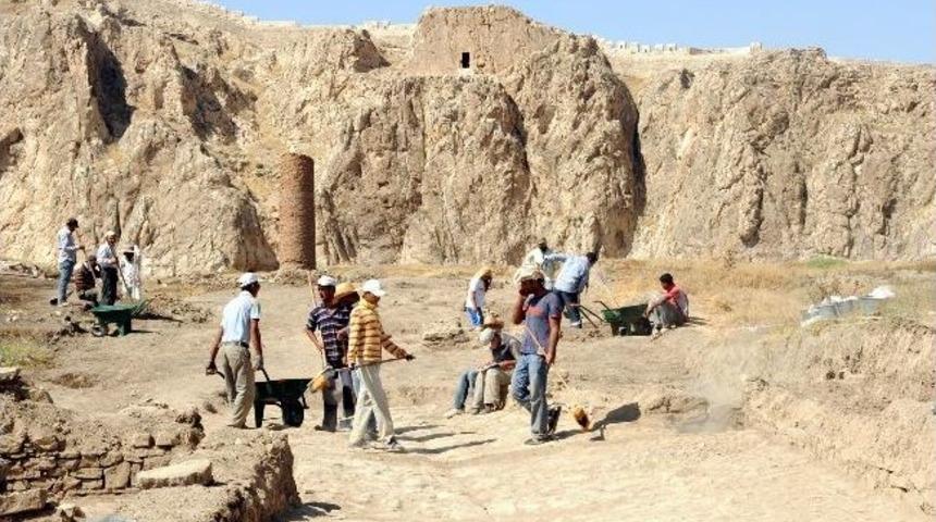 Eski Van Şehrinde 800 Yıllık Atık Su Sistemi Ortaya &Ccedil;ıkarıldı