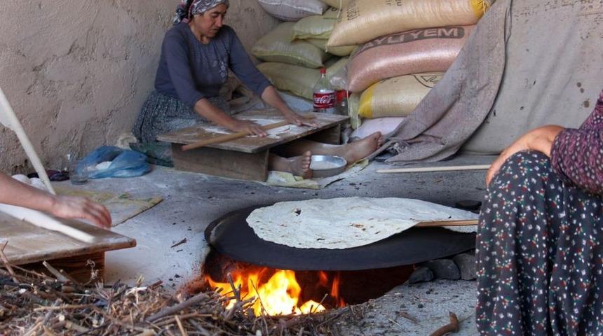 Yufka Ekmek Yaparak Aile B&uuml;t&ccedil;esine Katkı Sağlıyorlar