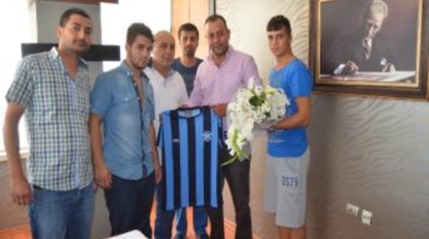 Doğaner, Adana Demirspor&rsquo;un A&ccedil;ılış Ma&ccedil;ında 2 Bin 500 Forma Dağıttı