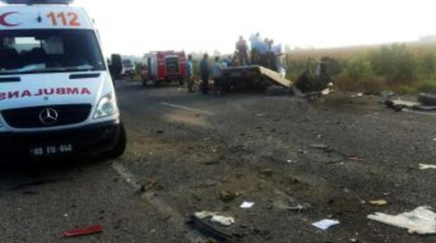 Kadirli&rsquo;de TIR Ile Kamyonet &Ccedil;arpıştı:1 &Ouml;l&uuml; 1 Yaralı