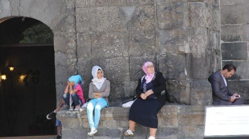 Vatandaşlar G&ouml;lge Yerlerde Serinlemeye &Ccedil;alışıyor