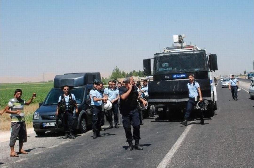 K&ouml;yl&uuml;ler Uluslararası Yolu Trafiğe Kapattı