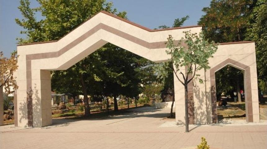 Osmangazi Parkı Giriş Takı Yenilendi