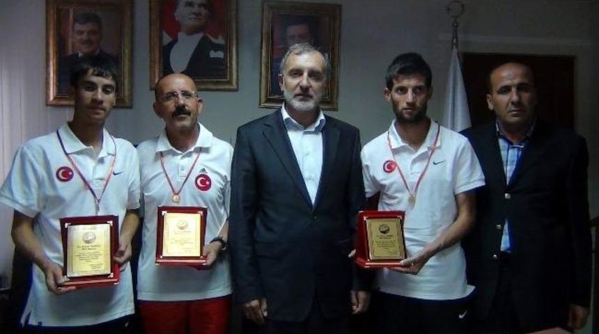 Başkan Arapoğlu Şampiyon Atletleri &Ouml;d&uuml;llendirdi