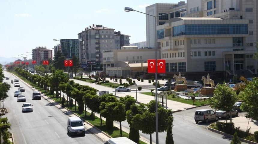 Şehrin Giriş Ve &Ccedil;ıkışlarına Yerleştirilen T&uuml;rk Bayrakları Yenileniyor