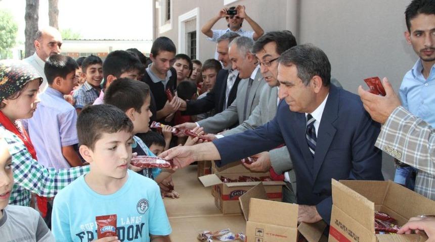 Kur'an Kurslarında Eğitim G&ouml;ren Binlerce &Ouml;ğrenci Dondurma Ile Serinledi