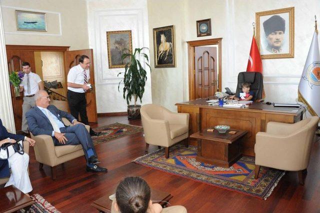 Minik Öğrencilerden Büyükşehir Belediye Başkanı Yılmaz a Ziyaret 1