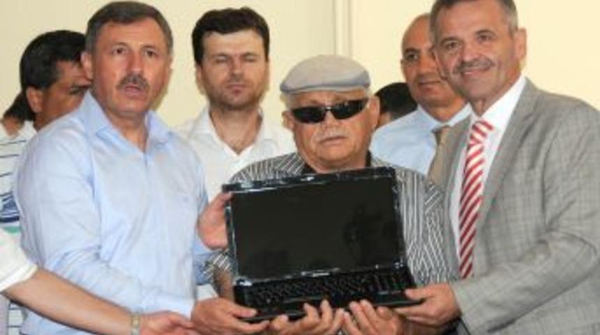 İGM, G&ouml;rme Engellilere Ses Komutuyla &Ccedil;alışan Diz &Uuml;st&uuml; Bilgisayar Hediye Etti