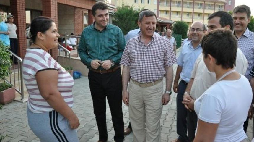 K&uuml;tahya Valisi Yılmaz, Memleketi Manisa'da Rehabilitasyon Merkezi'ni Ziyaret Etti