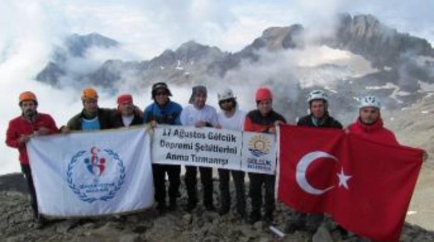 İzmitli Dağcılar, Deprem Şehitleri İ&ccedil;in Tırmandı