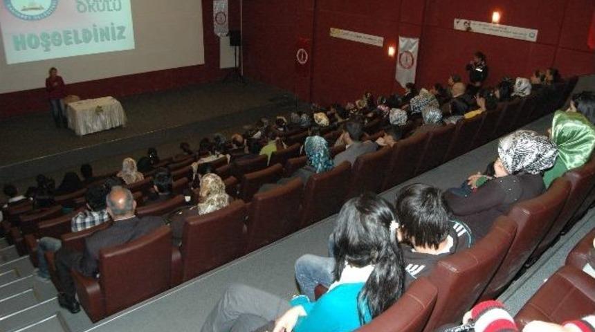 Şahinbey Belediyesi Evlilik Okuluna Katılan &Ccedil;iftlere &Ccedil;amaşır Makinesi Hediye Ediyor